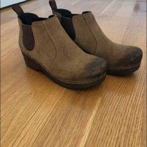 Women’s size 8 Dansko work shoes